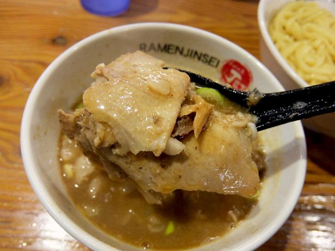 大阪 玉造「ラーメン人生 JET600」鶏煮込みつけ麺 つけ汁 チャーシュー