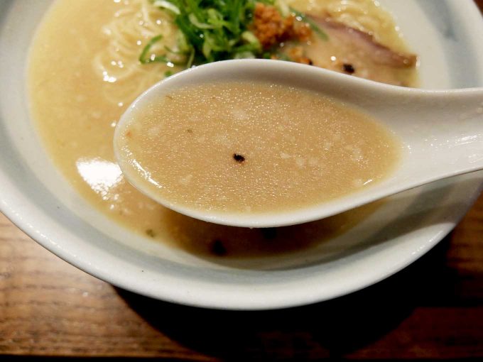 らーめん かんじん堂 熊五郎「醤油らーめん スープ」in 大阪 梅田